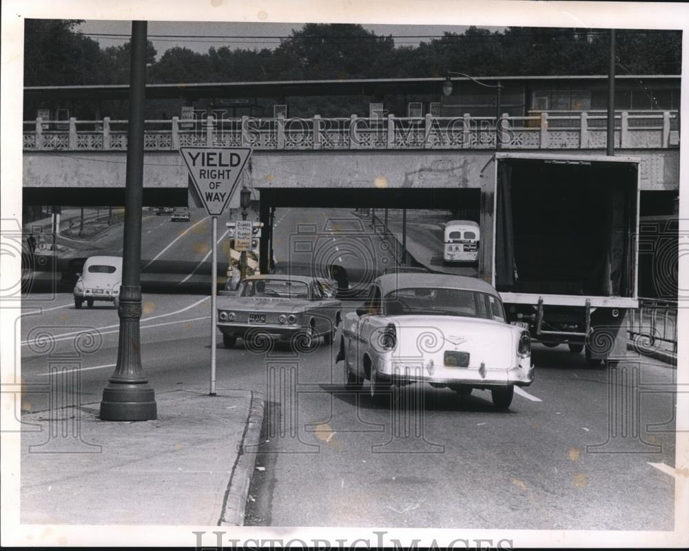 1983 Press Photo Non-yielding motorist angles over center lanes - cva94768 - Historic Images
