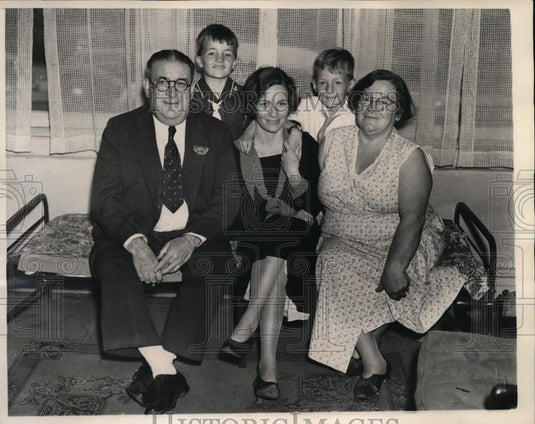 1936 Press Photo Irish Hospital Sweepstakes Winners Brooks Family, Long Island - Historic Images