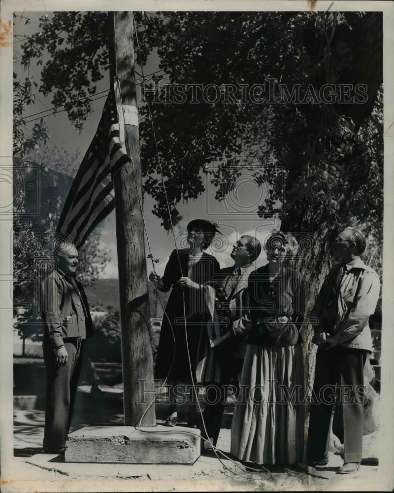 1949 Press Photo Mayor L Pascual Martine Taos New Mexico hanging flag - Historic Images