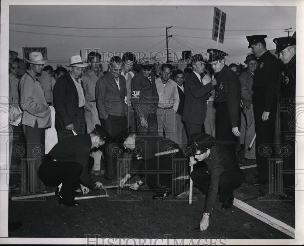 1946 Press Photo Warner Bros studio picket line - Historic Images