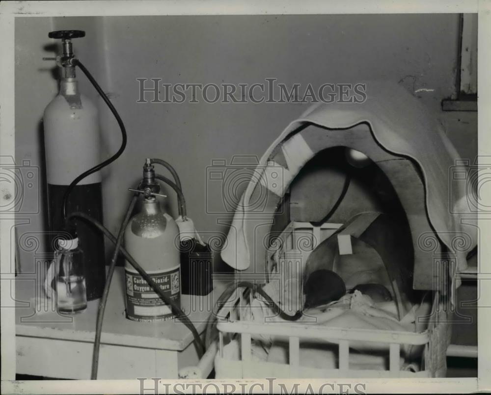 1939 Press Photo Mrs. Robert Perry Preemie babies Makeshift Repirator - Historic Images