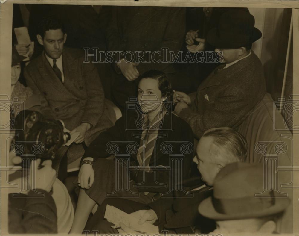 1937 Press Photo Madga De Fontanges surrounded with reporters. - Historic Images