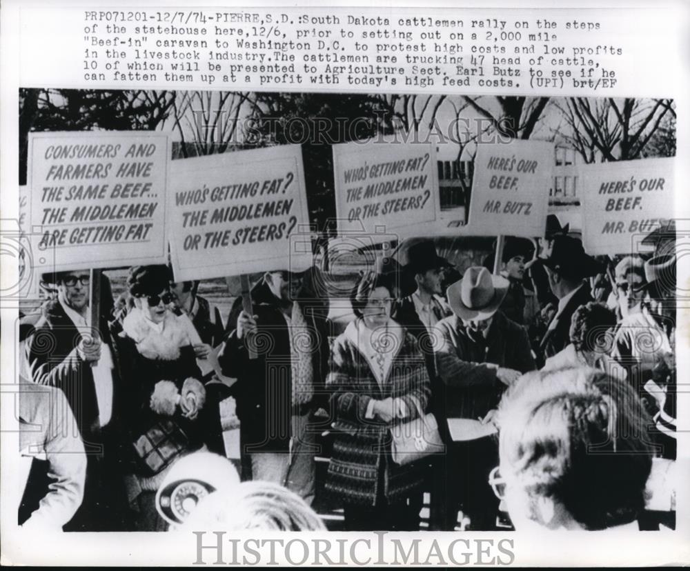 1974 Press Photo South Dakota Cattlemen rally at the steps of the Statehouse. - Historic Images