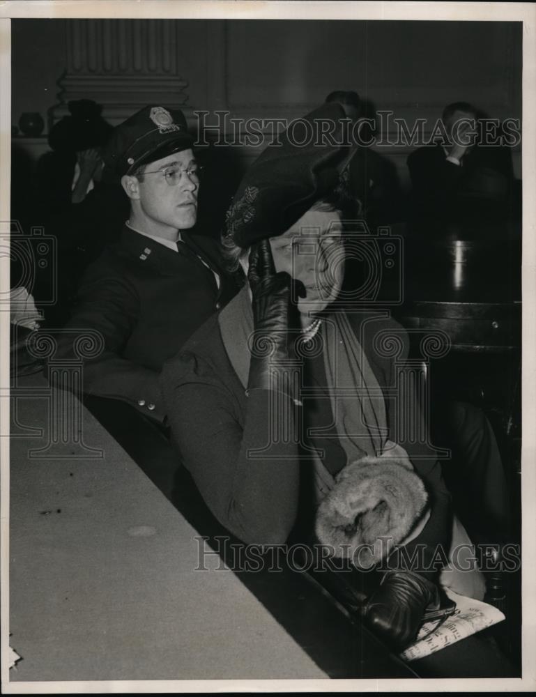 1939 Press Photo Mrs. Roosevelt Listener at the dies hearing - Historic Images