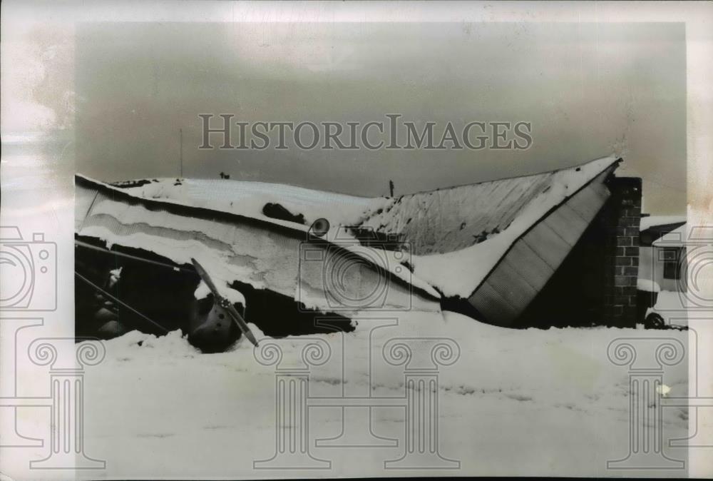 1949 Press Photo Weight of et Snow crushed the roof of this hanger at Buffalo NY - Historic Images