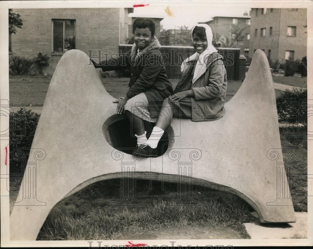 1960 Press Photo Sandra Jackson and Valerie Jackson - Historic Images