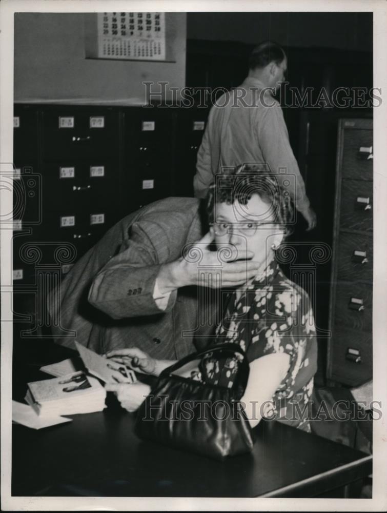 1948 Press Photo Mrs Albina Van San tries to ID husband who stole her money - Historic Images