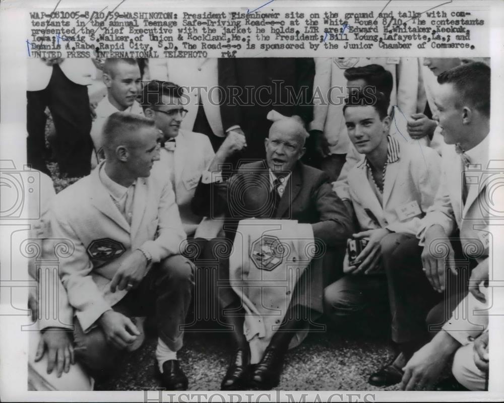 1959 Press Photo Pres. Eisenhower with contestant of Teenage Safe-Drivng Road. - Historic Images