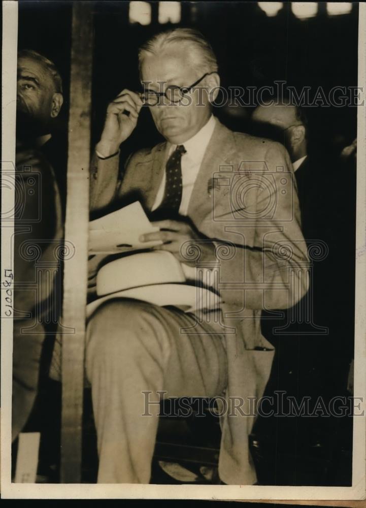 1932 Press Photo Senator Bringham Studies A Situation Here With The Delegation. - Historic Images