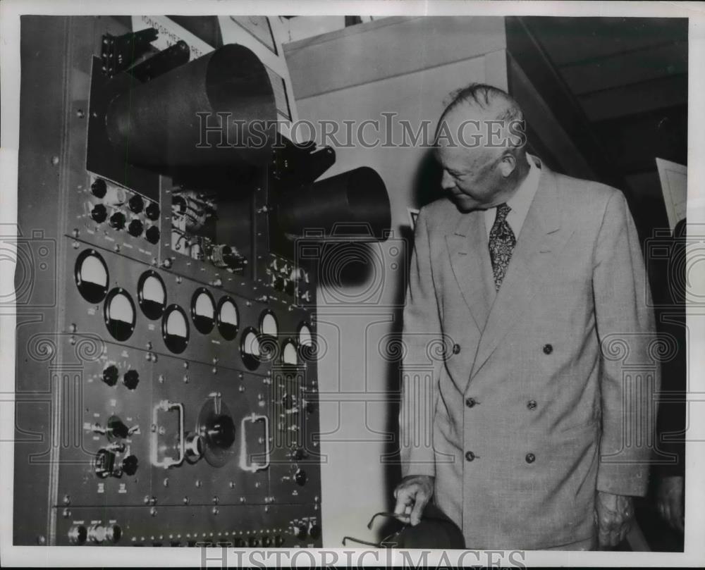 1954 Press Photo Pres.Dwight Eisenhower peer into an Ionosphere Recorder - Historic Images