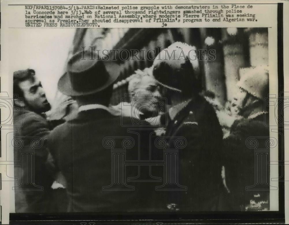 1958 Press Photo Paris, police grappling with demonstrators - Historic Images