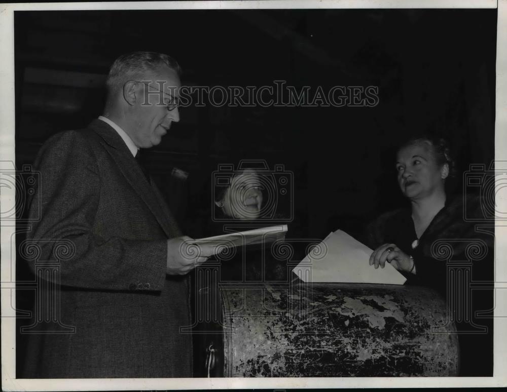 1942 Press Photo Mr. And Mrs. Warren As They Cast Their Votes - Historic Images