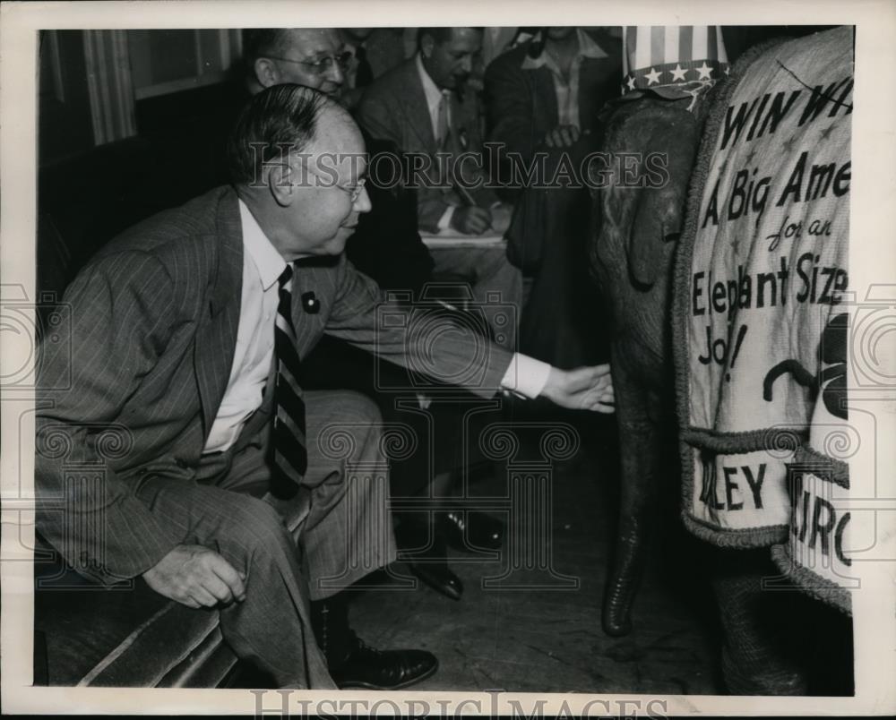 1948 Press Photo Presidential hopeful Sen Robert Taft with Little Eva - Historic Images