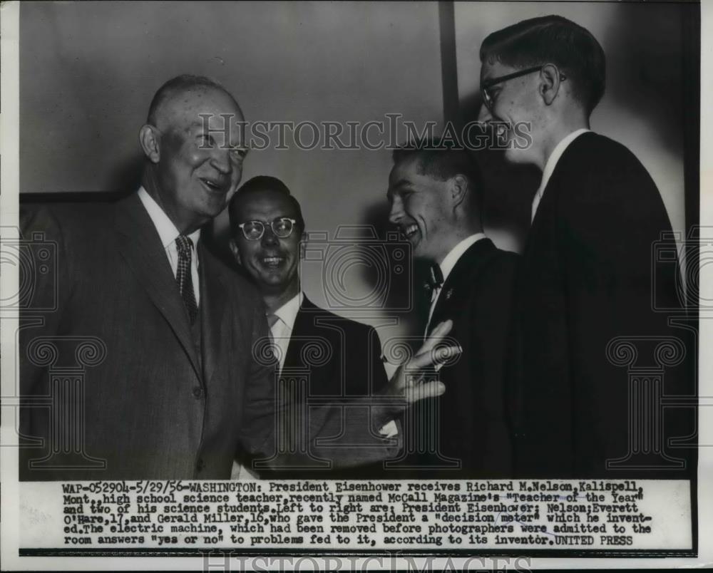 1956 Press Photo Pres. Eisenhower with Kalispell Mont. High School Students. - Historic Images