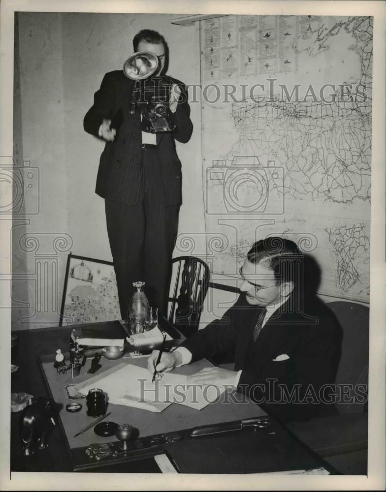 1947 Press Photo Bob Woodsum Photographing Governor Thomas E Dewey - Historic Images