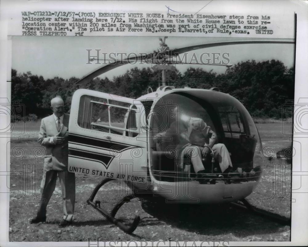 1957 Press Photo President Eisenhower Steps From His Helicopter - Historic Images