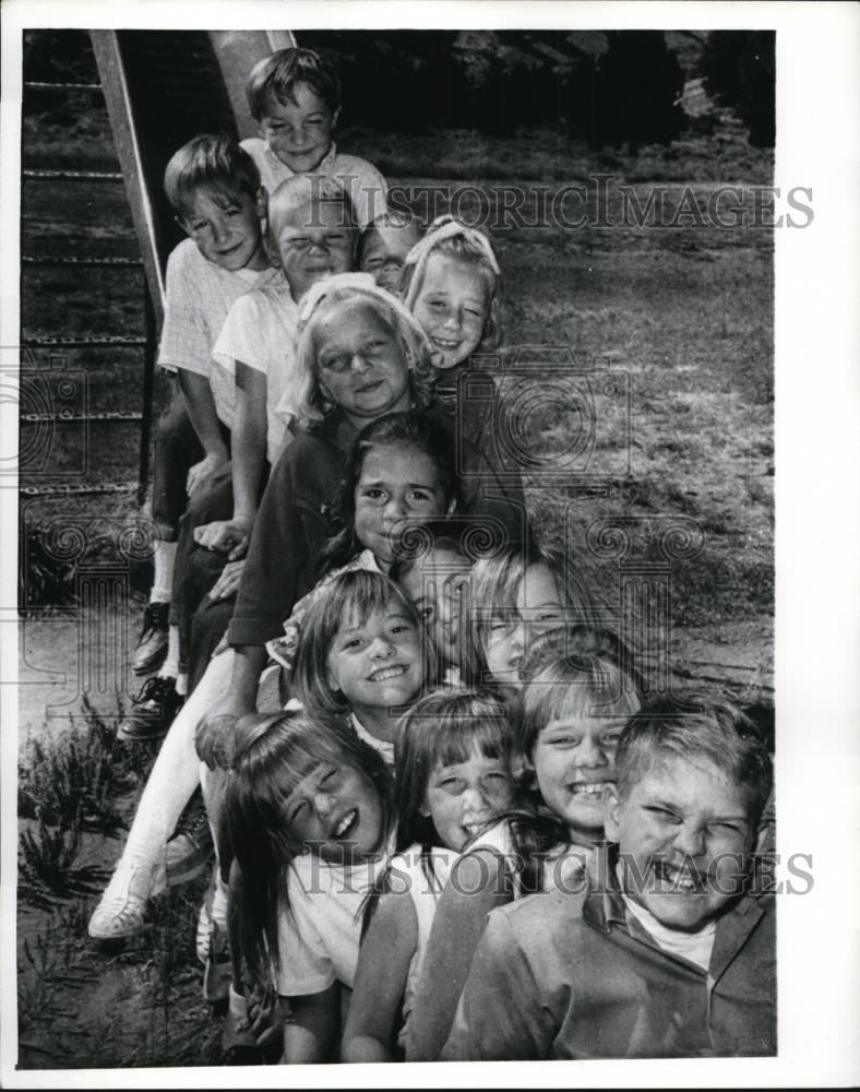 1969 Press Photo Tamale Grade school twins at Bend Oregon, seven sets of them - Historic Images