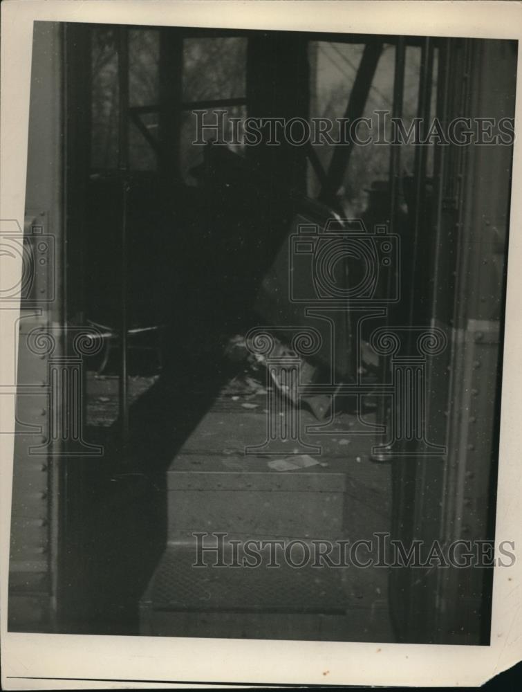 1939 Press Photo Interior of wrecked bus at an accident scene - Historic Images