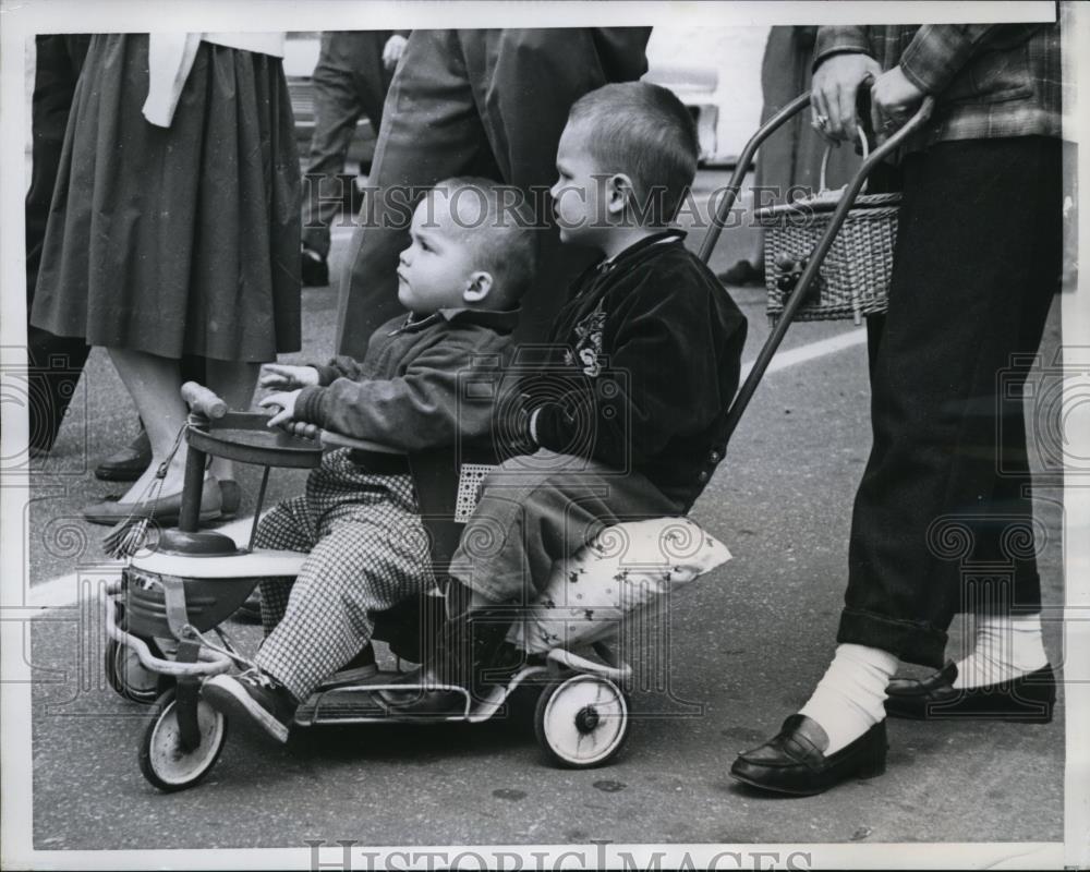 1950 Press Photo Wilmington, NC. Youngesters Doubled up in their Stroller Parade - Historic Images