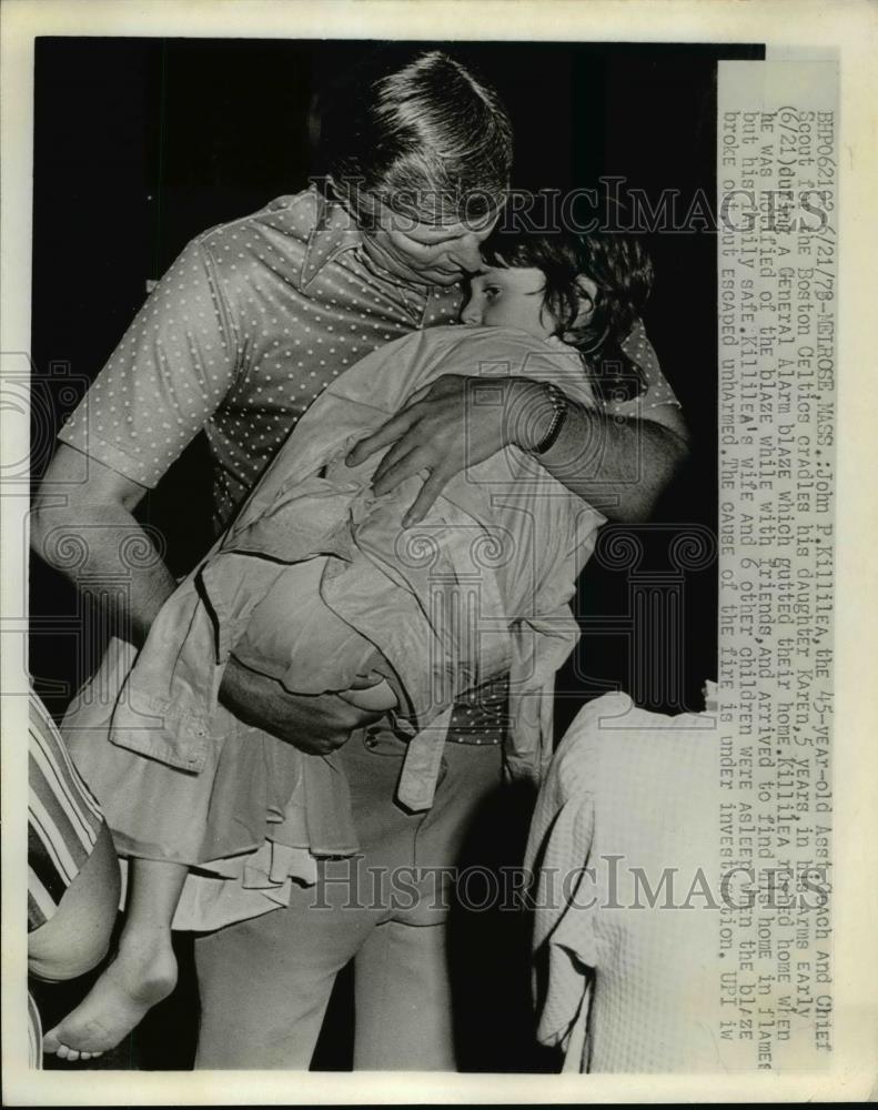 1978 Press Photo John Killilea Asst Coach of Celtics cradles daughter after fire - Historic Images