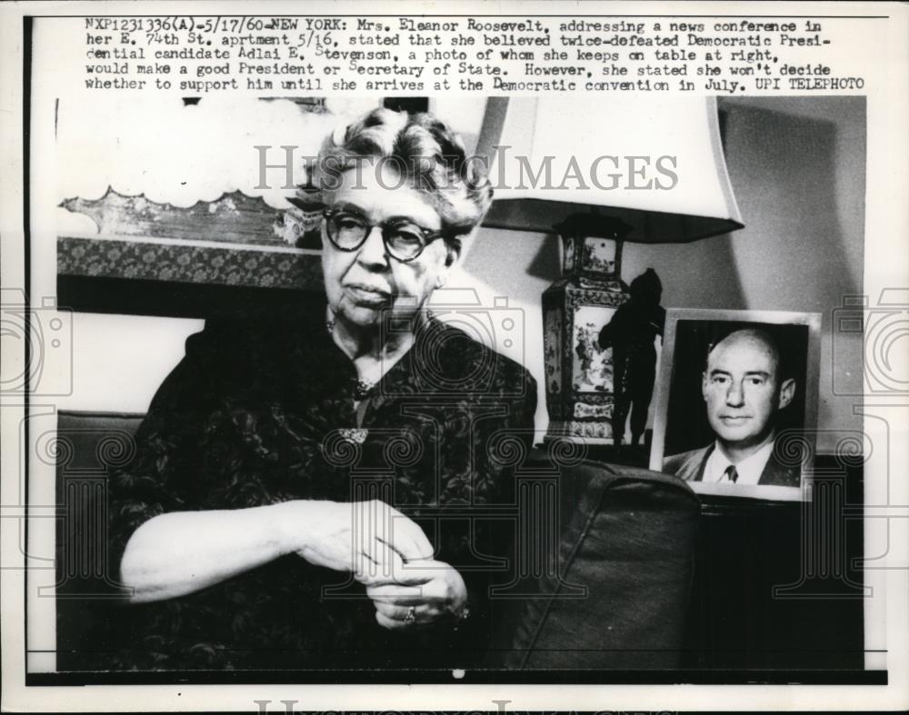 1960 Press Photo First Lady Eleanor Roosevelt at Living Room News Conference - Historic Images