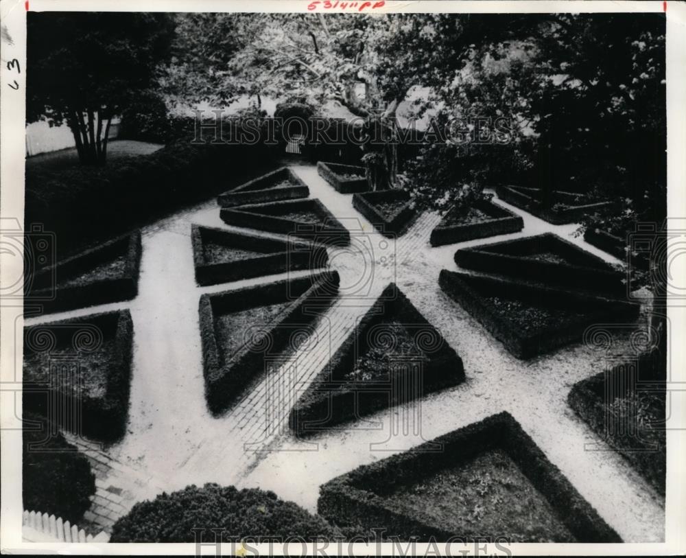 1971 Press Photo Gardens in Colonial Williamsburg Virginia - nee62000 - Historic Images