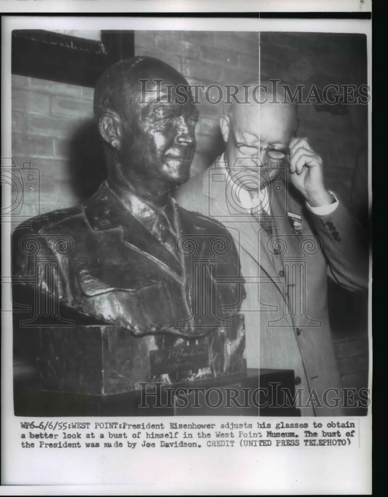 1955 Press Photo Pres.Eisenhower look at his bust in the West Point Museum. - Historic Images