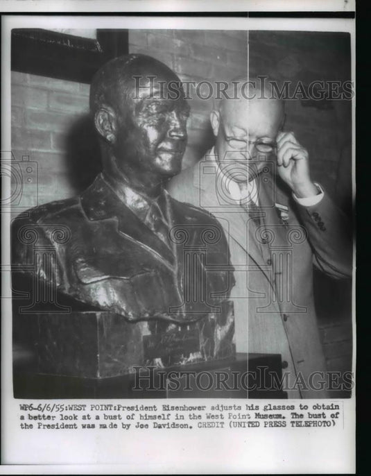 1955 Press Photo Pres.Eisenhower look at his bust in the West Point Museum. - Historic Images