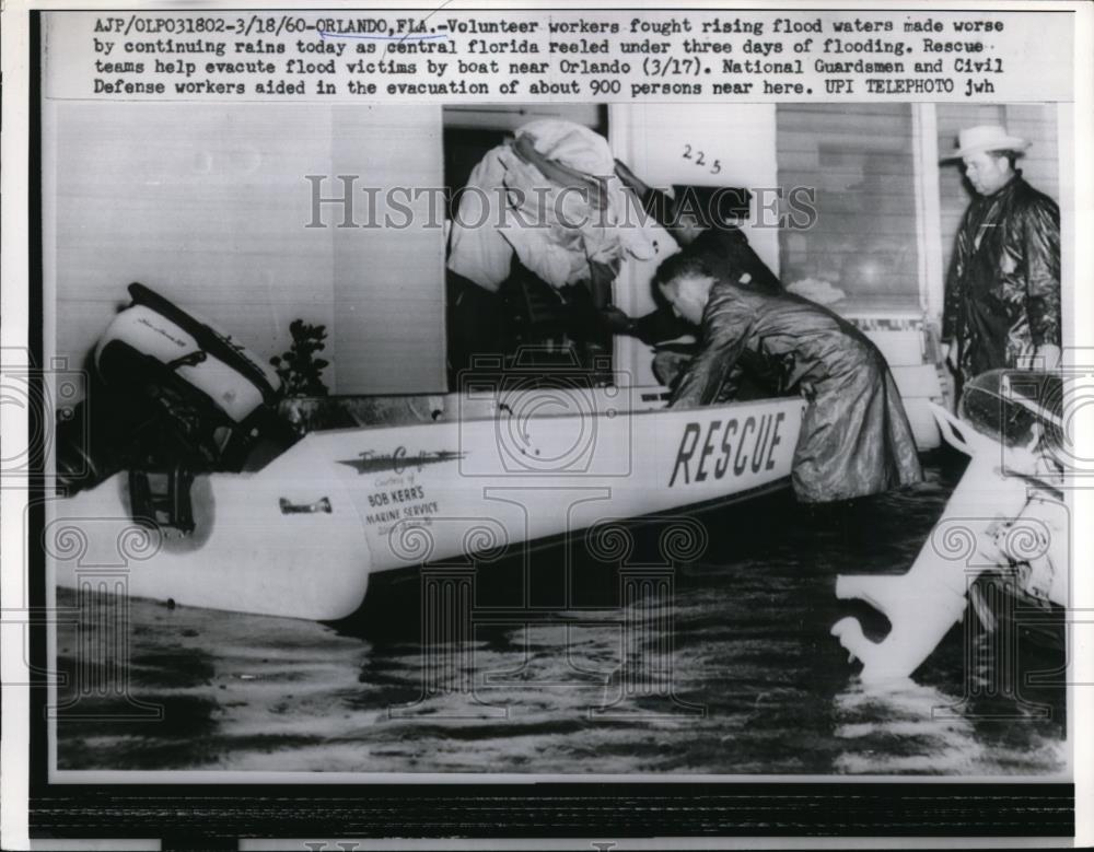 1960 Press Photo Orlando, FL volunteer workers fighting flood - Historic Images