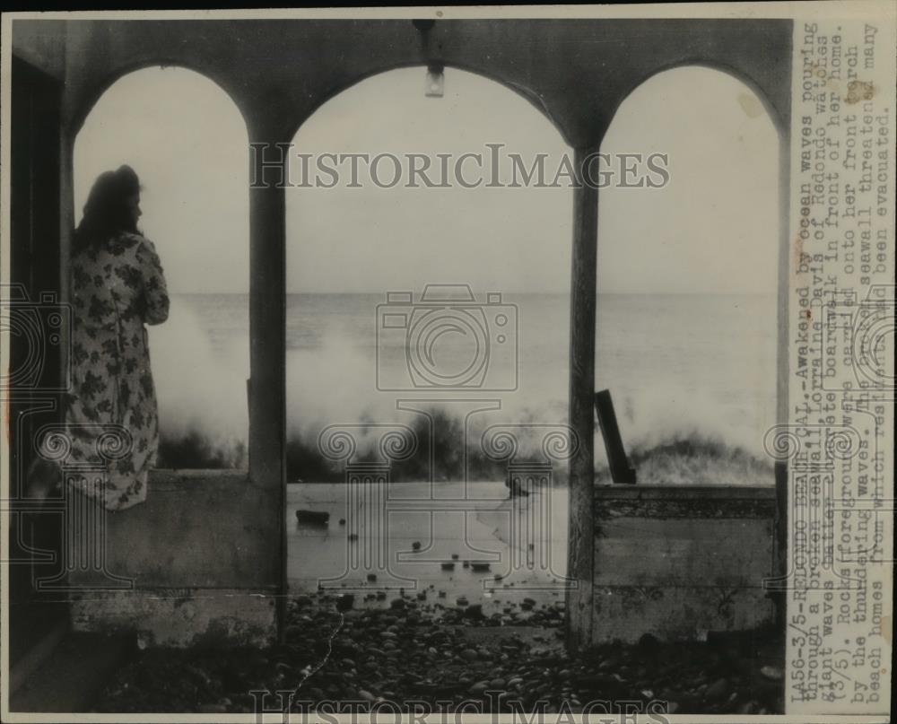 1947 Press Photo Lorraine Davis Watches Waves on Redondo Beach, California - Historic Images