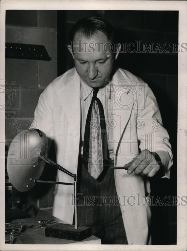 1949 Press Photo Preparing Radon seed for special Train. - Historic Images