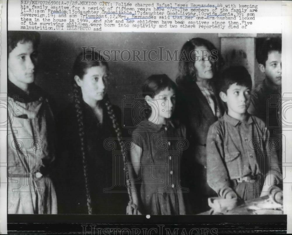 1959 Press Photo Rafael Hernandez held family captive for 15 years police charge - Historic Images