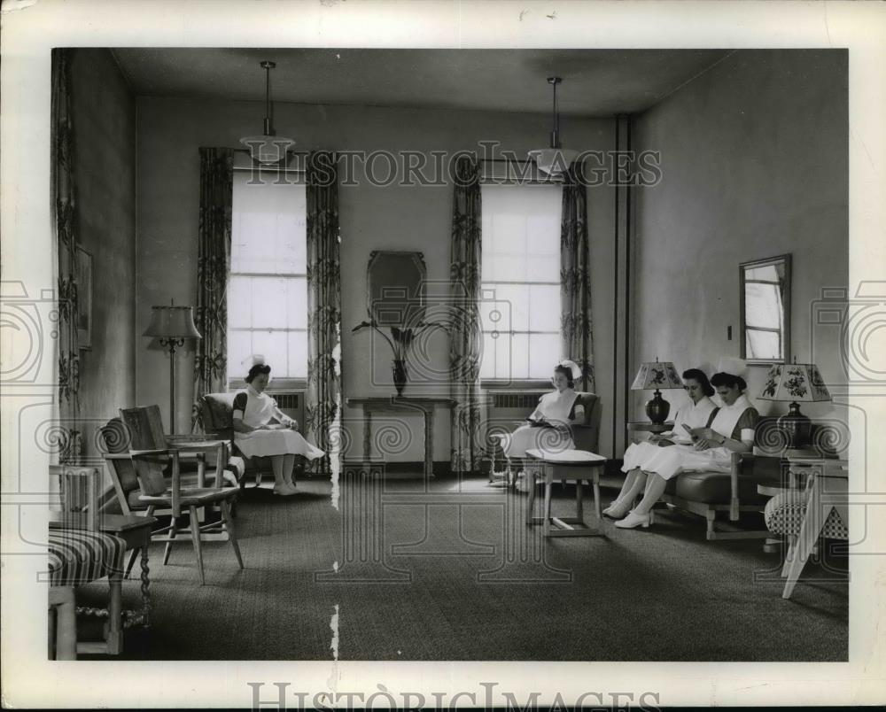 1942 Press Photo St. John nursing students sit in the parlor of new nurses home - Historic Images