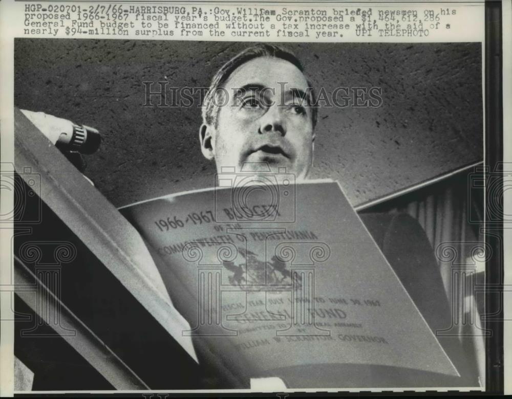 1966 Press Photo Harrisburg Pa. Gov William Scranton briefs newsmen on Budget. - Historic Images