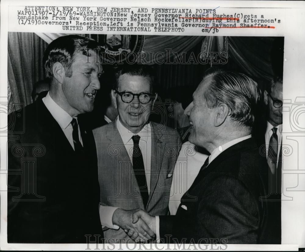 1969 Press Photo Washington Gov Richard Hughes with Gov Nelson Rockefeller - Historic Images