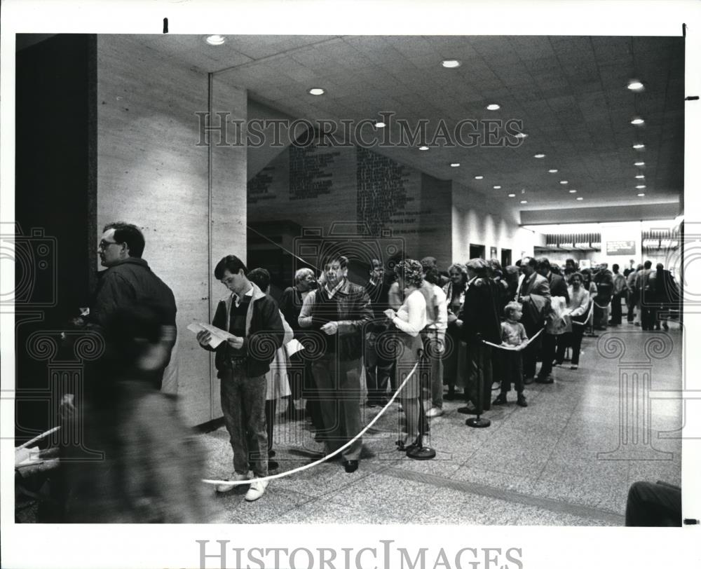 1988 Press Photo The crowd line up to see the tomb sculpture of Ancient China - Historic Images