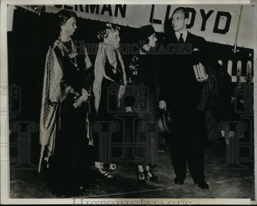 1933 Press Photo Mrs Franklin D Roosevelt with Mr * Mrs James Roosevelt - Historic Images