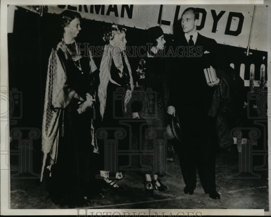 1933 Press Photo Mrs Franklin D Roosevelt with Mr * Mrs James Roosevelt - Historic Images