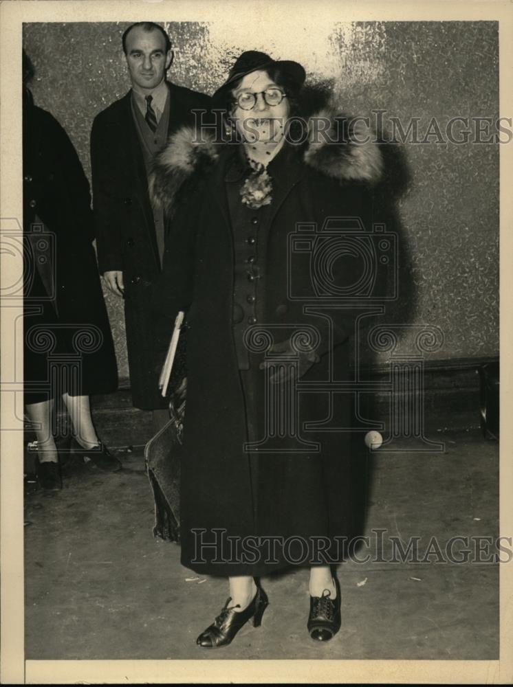 1937 Press Photo Susan Tucker Suing Husband Burton for Abandonment New York