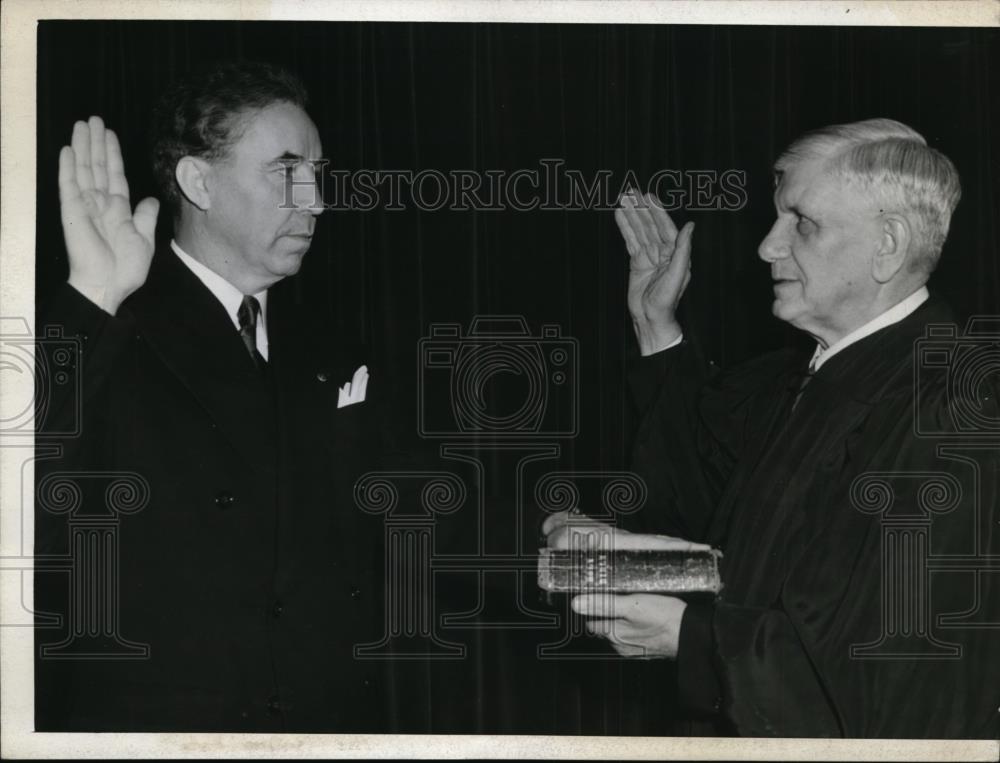 1943 Press Photo Andrew Schoeppel being sworn to office by John S Dawson - Historic Images