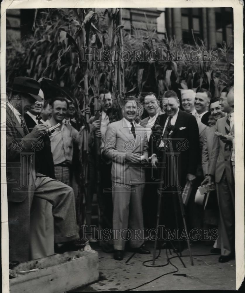 1937 Press Photo Governors Philip LaFollette, N.G. Kraschel at Corn Contest - Historic Images