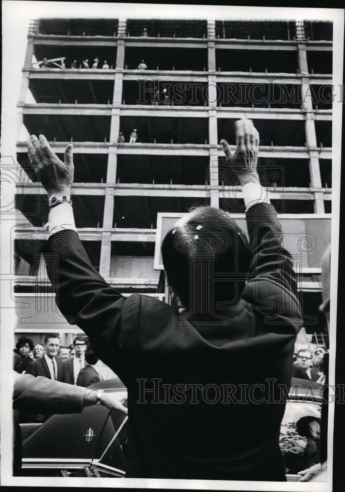 1968 Press Photo Hubert Humphrey Waving His Hand - Historic Images