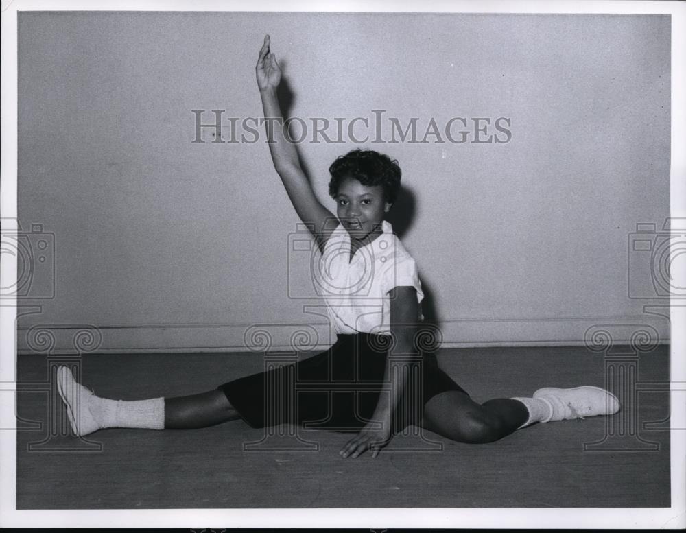 1957 Press Photo Vivian James of Glenville - Historic Images