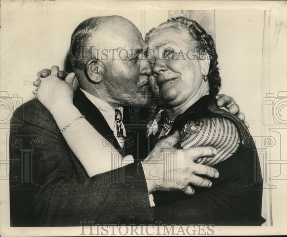 1946 Press Photo John Hummel and Mrs. Helen Fuchs reunited after 40 years - Historic Images