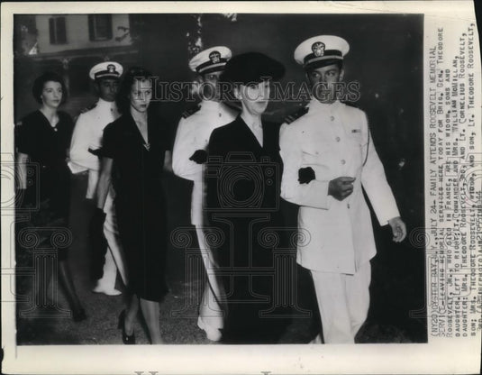 1944 Wire Photo Family attends Brig Gen Theodore Roosevelt memorial service - Historic Images
