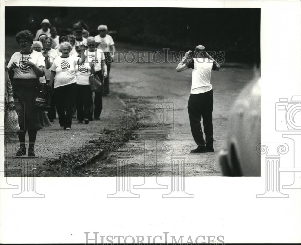 1982 Press Photo Vills Kampars, the oldest person to take the walk, stops to - Historic Images