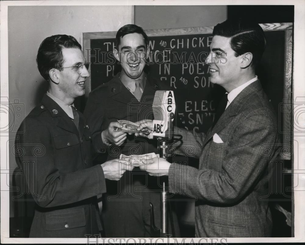 1947 Press Photo The Soldiers Wins Cash - cva74150 - Historic Images