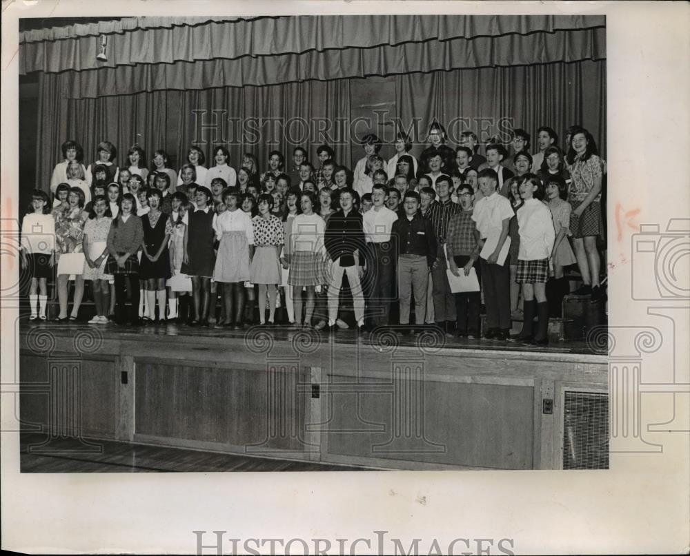 1967 Press Photo Fifth and Sixth Grade Children at Mentor Shore Elem. School. - Historic Images