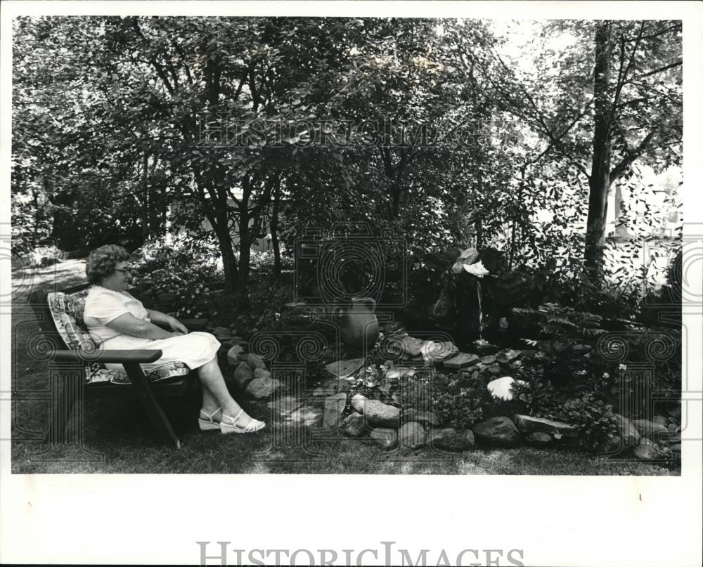 1981 Press Photo Jane Richardson in gardens - cva86821 - Historic Images