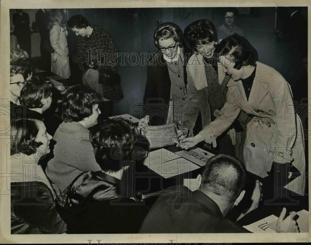 1967 Press Photo Members of the Mentor Teachers Assn, to vote salary increase. - Historic Images